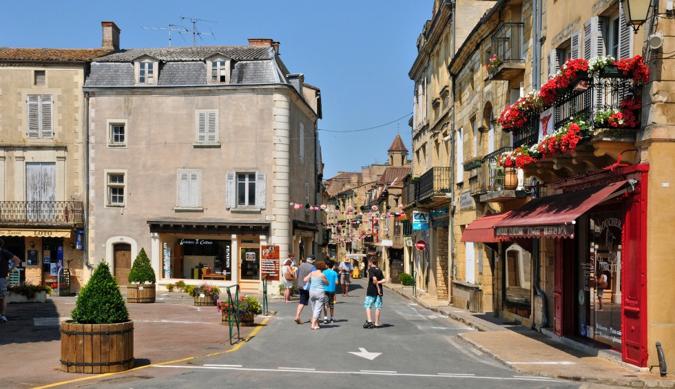 Belves 16 Dordogne perigord Frankrijk vakantie luxe villa toeristisch restaurant.jpg