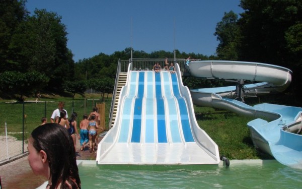 Village des Cigales 1 Frankrijk vakantiepark Dordogne Lot recreatiemeer lac loisir animatie zwembad.