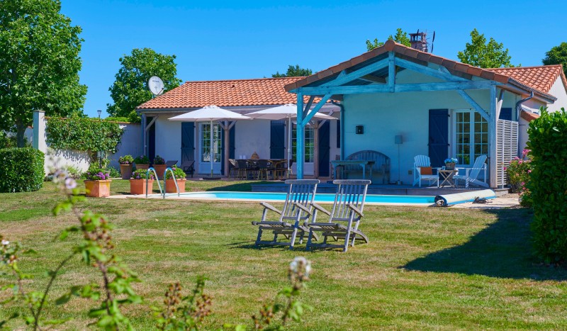 Forges 15 Vieille Vigne zwembad luxe villa vakantiehuis park Frankrijk Poitou Charentes.jpg