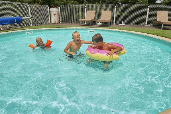 Zwembad 18 Frankrijk vakantiehuis luxe park kinderen nederlandse animatie.jpg