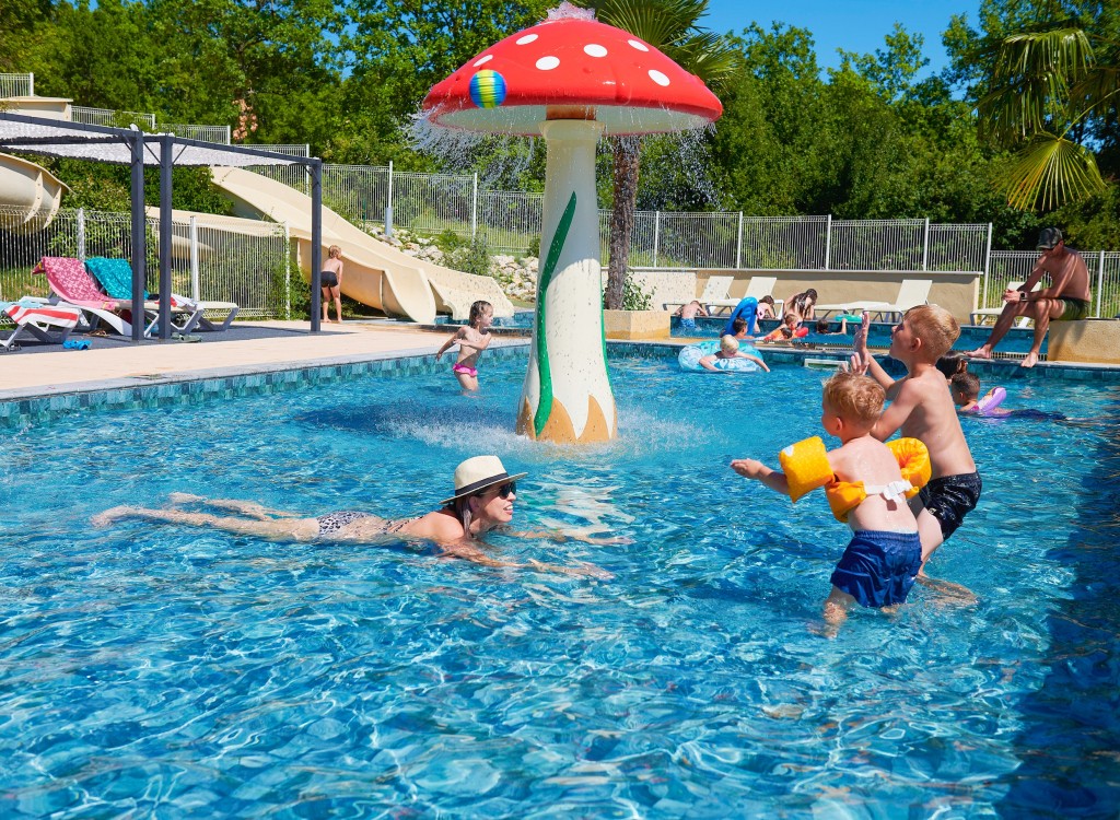 Village des Cigales zwembad 15 vakantiepark Frankrijk vakantiehuis Dordogne Lot Mauroux.jpg