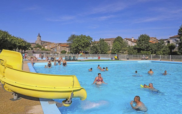 Zwembad 3 Sanxay gezinnen met kinderen spelen in het water.jpg