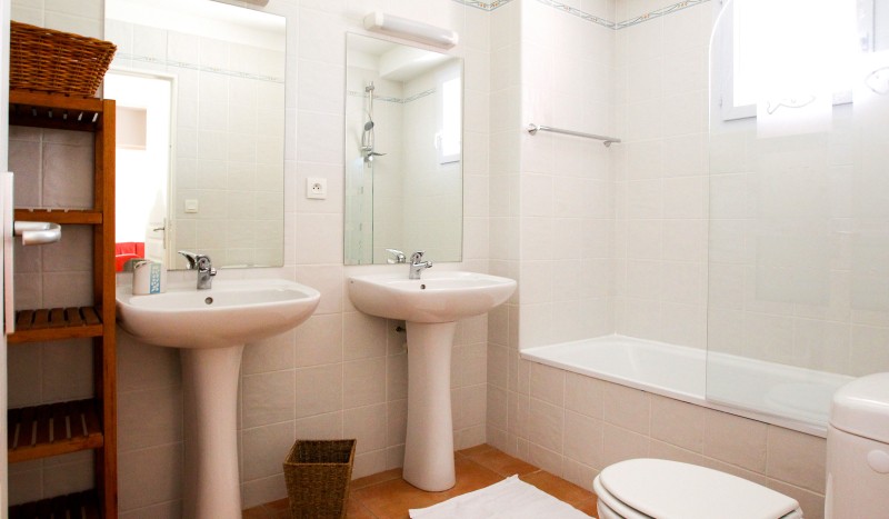 B6 Vallee de la Sainte Baume vakantiepark zee strand Frankrijk Provence luxe villa prive zwembad bad
