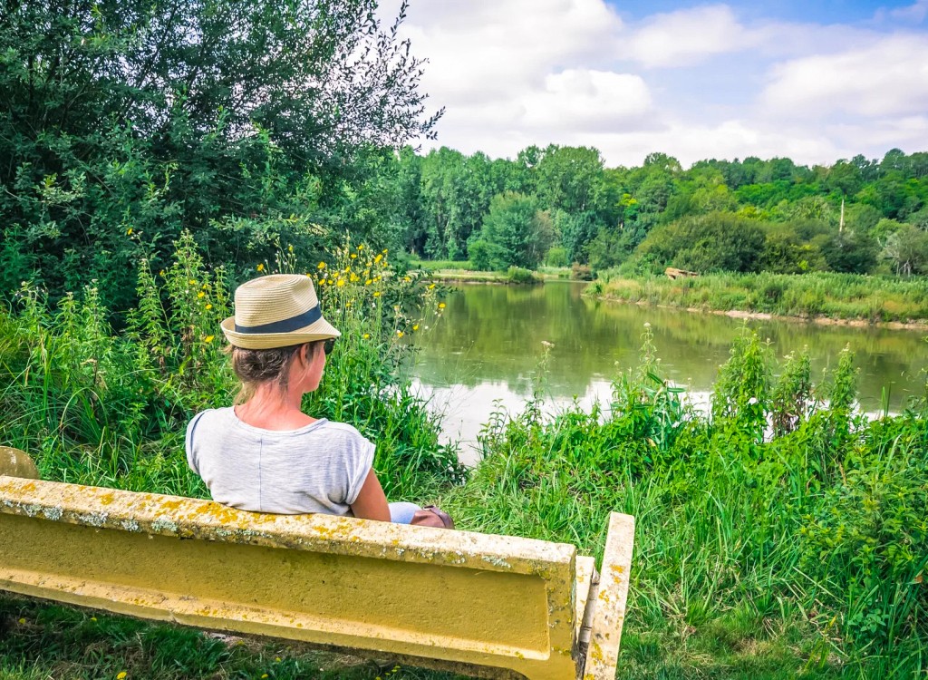 Wandelen Poitou-Charentes 4 dame op bank pauze tijdens vakantie in Frankrijk in Les Forges.jpg