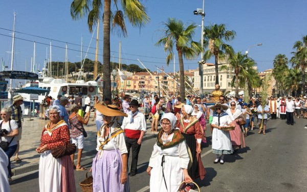 Sanary sur mer 40 feest Provence zuid Frankrijk vakantie luxe villa toerisme Middellandse zee.jpg