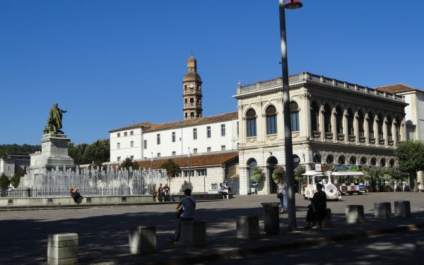 Cahors 4 vakantiepark Frankrijk luxe villa toerisme zwembad cultuur Pont Valentre rondvaart.JPG