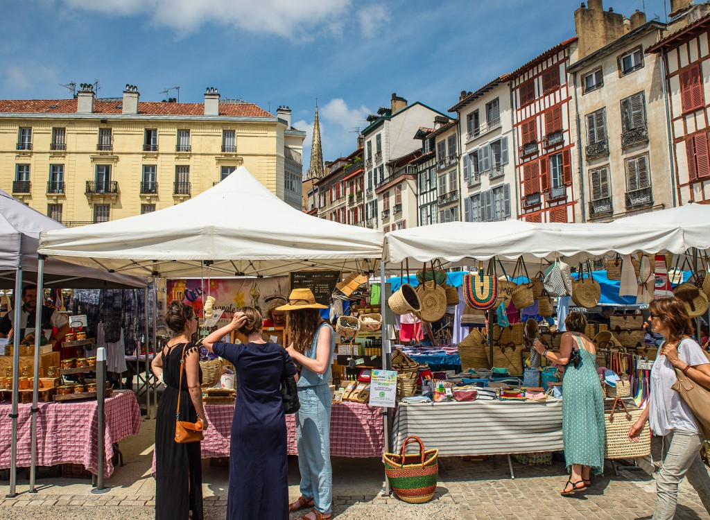 Markt Dordogne-Lot 5 vakantie Frankrijk luxe villa gezin.jpg