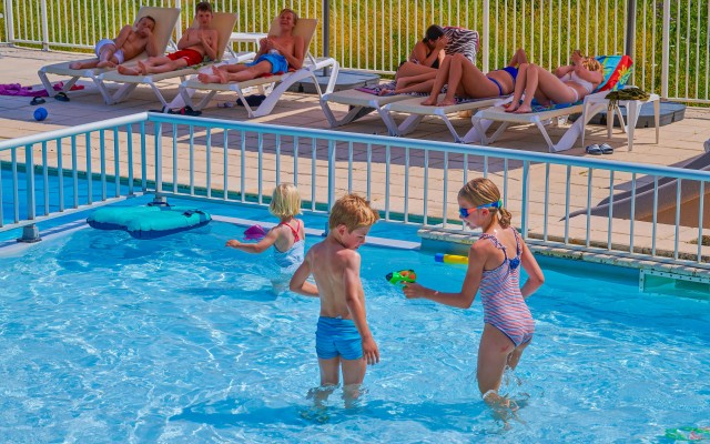 Lanzac zwembad 21ak vakantiepark Frankrijk Dordogne luxe villa gezinnen restaurant animatie.jpg