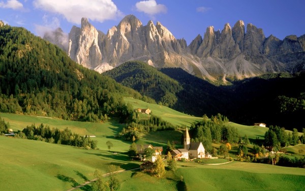 Pyreneeen B8 Pyrenees Oustal del Carlat recreatiemeer vakantiepark luxe wellness gite Frankrijk kerk