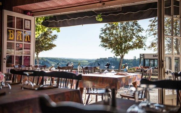 Village de Montmarsis 10 restaurant Gourdon Frankrijk vakantiepark luxe villa zwembad.jpg