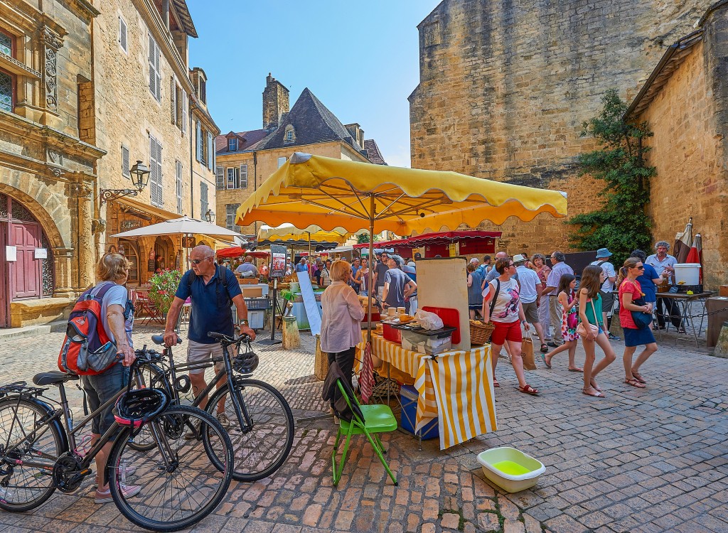 Dordogne 2SS markt Frankrijk vakantiepark Lot vakantiehuis luxe zwembad.jpg