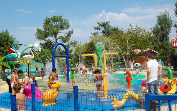 Coccinelle 24 kidparc zwembadFrankrijk vakantiepark chateau de salles luxe villa kinderen.jpg