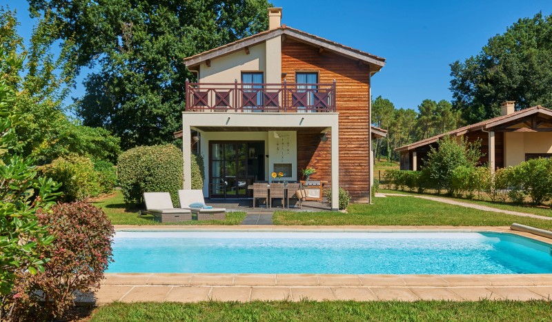Fronsac 1 zwembad piscine Frankrijk luxe villa vakantiepark Aquitaine Gironde  animatie kinderen res