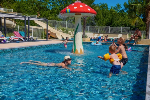 Village des Cigales zwembad 15S vakantiepark Frankrijk vakantiehuis Dordogne Lot Mauroux.jpg