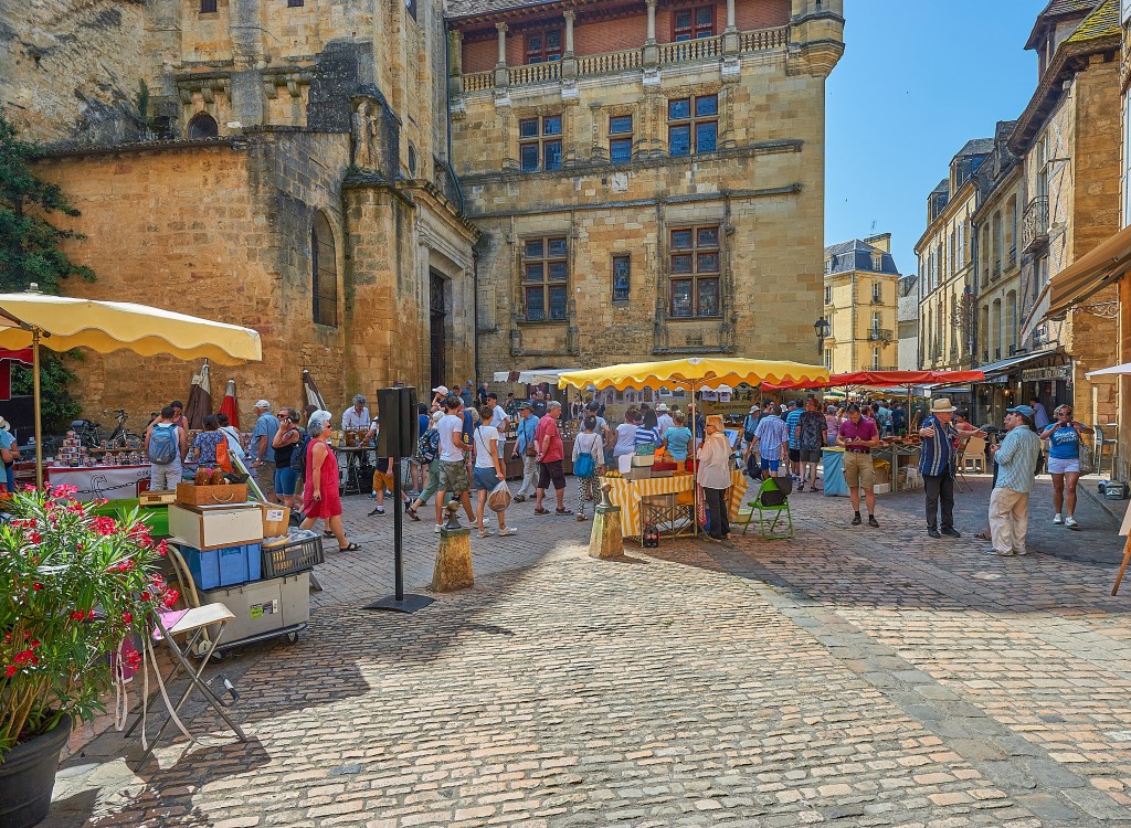Dordogne 1SS markt Frankrijk vakantiepark Lot vakantiehuis luxe zwembad.jpg