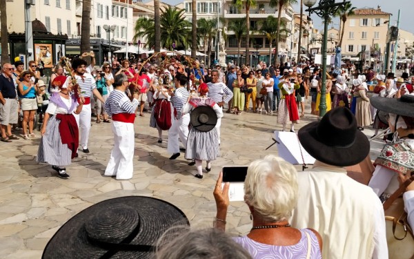 Sanary sur mer 42 feest Provence zuid Frankrijk vakantie luxe villa toerisme Middellandse zee.jpg