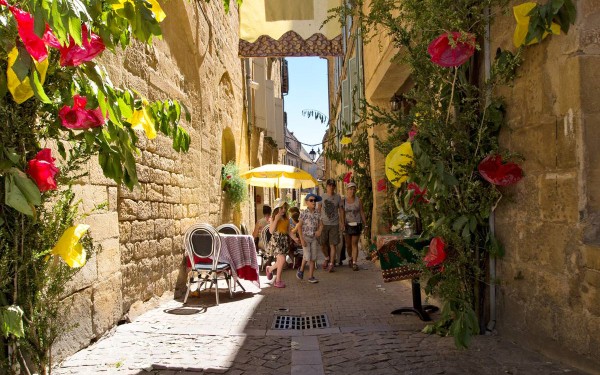 Gourdon 4 vakantie Dordogne Frankrijk Montmarsis vakantiepark zwembad restaurant animatie.jpg