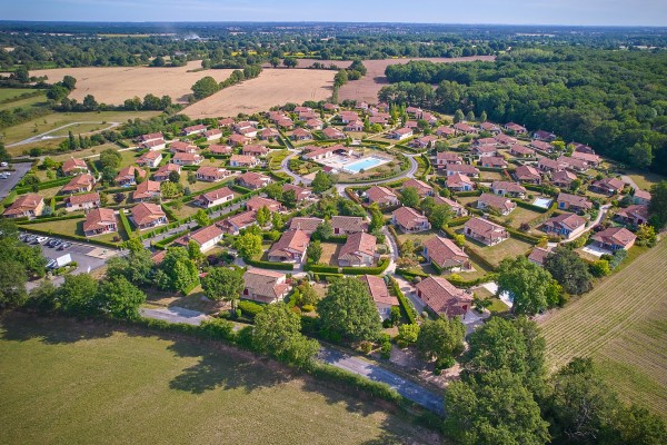Les Forges Le Bois Senis vakantiepark Frankrijk luxe villa zwembad.jpg