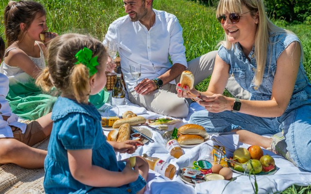 Wandelen Poitou-Charentes 3 gezin kinderen tijdens vakantie in Frankrijk in Les Forges.jpg
