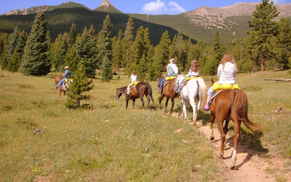 Pyreneeen B10 Pyrenees Oustal del Carlat uitzicht franse sfeer  paardrijden vakantiepark luxe wellne