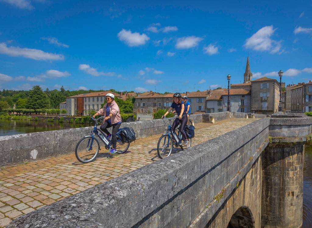Fietsen Poitou-Charentes 7 gezin fiets door de natuur.jpg