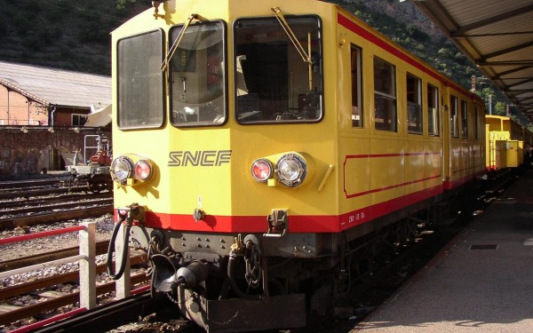 Train 16 jaune Frankrijk vakantie Cerdagne canari pyrenees villefranche mont louis bergen trein pyre
