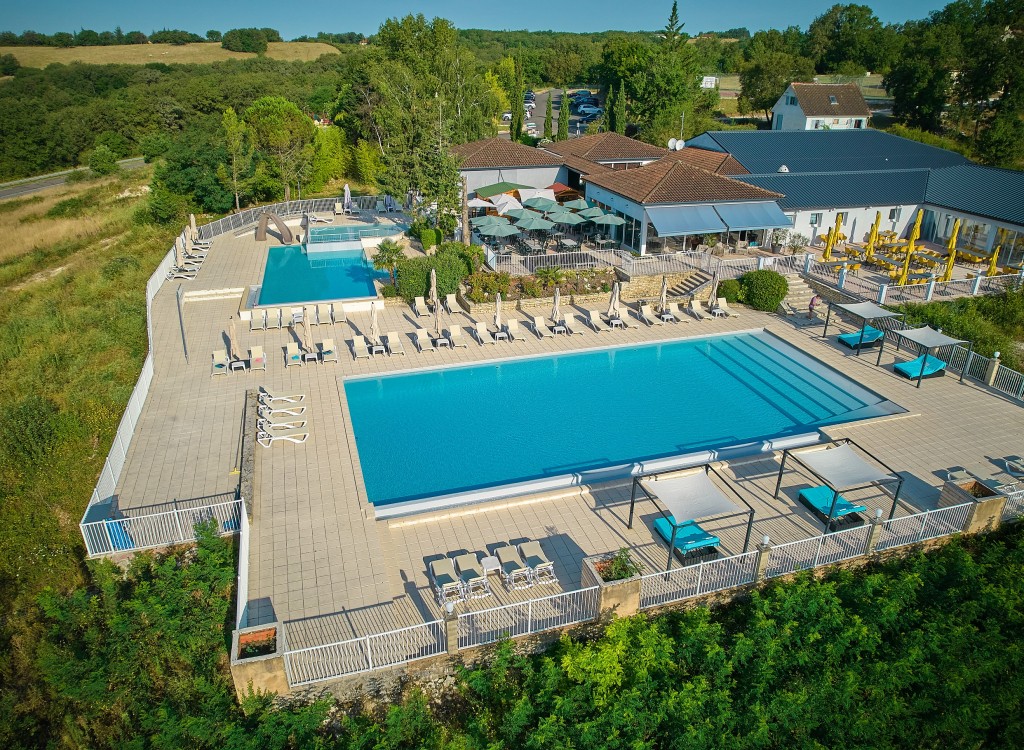 Domaine de Lanzac 1c vakantiepark Dordogne Frankrijk zwembad restaurant.jpg