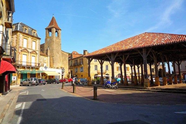 Belves 14 Dordogne perigord Frankrijk vakantie luxe villa toeristisch markthal.jpg