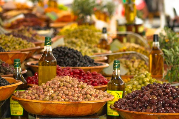 Markt Nans les Pins 2 Provence vakantie Frankrijk lavendel olijf kaas avond.jpg