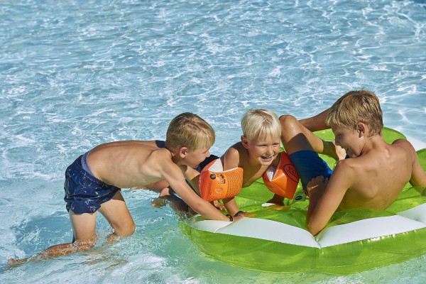 Zwembad 1 Frankrijk vakantiehuis luxe park kinderen nederlandse animatie.jpg