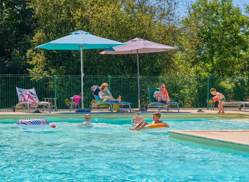 Forges zwembad 14S Frankrijk vakantiepark comfort luxe villa animatie aveneau vieille vigne gezin.jp