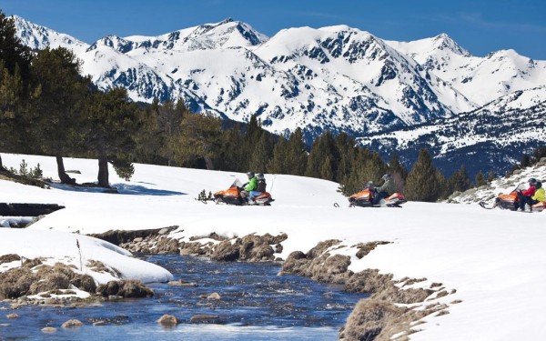 Oustal del Carlat Pyreneeen wintersport met vrienden op snowscooters.jpg
