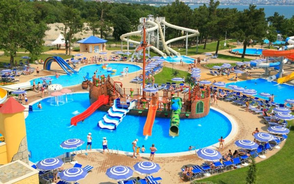 Aquapark 1 Provence Var Frejus Maxime vakantie Frankrijk luxe villa zwembad glijbaan.jpg