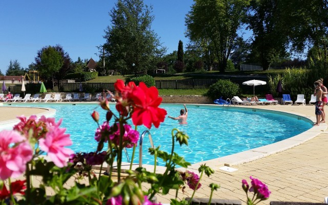MM F 10 Village de Montmarsis Frankrijk vakantiepark Dordogne Lot zwembad kinderen.jpg