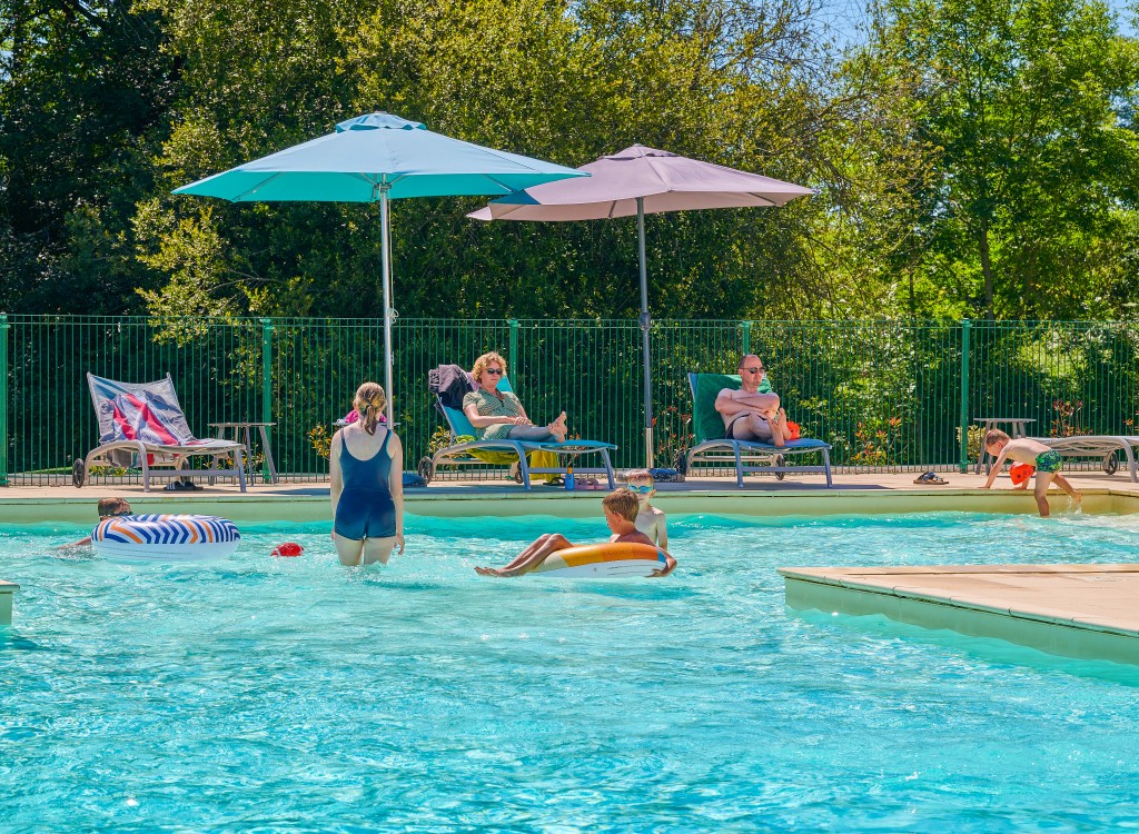Forges zwembad 2S Frankrijk vakantiepark comfort luxe villa animatie aveneau vieille vigne gezin.jpg