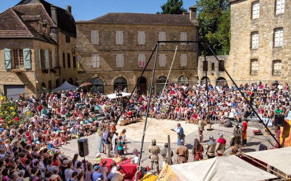 Gourdon 8 vakantie Dordogne Frankrijk Montmarsis vakantiepark zwembad restaurant animatie.jpg