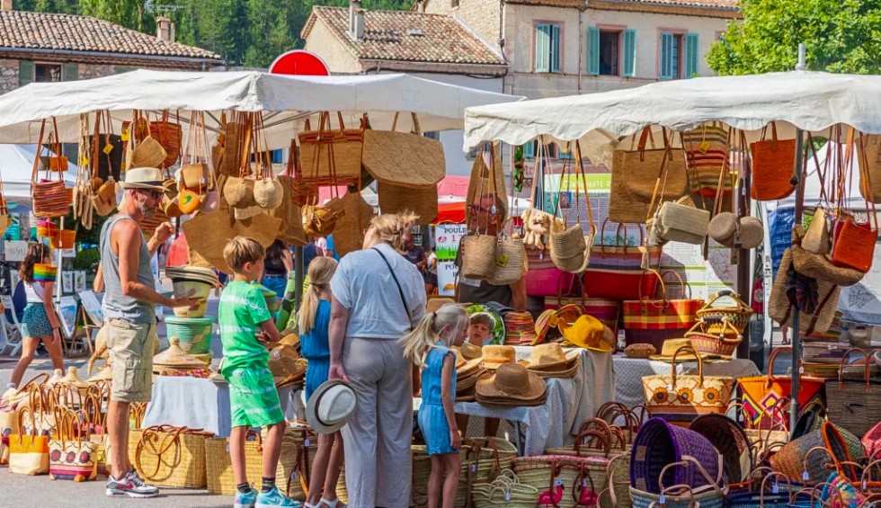 Markt Village des Cigales 1 Dordogne Lot vakantie Frankrijk gezin vakantiehuis met jacuzzi.jpg