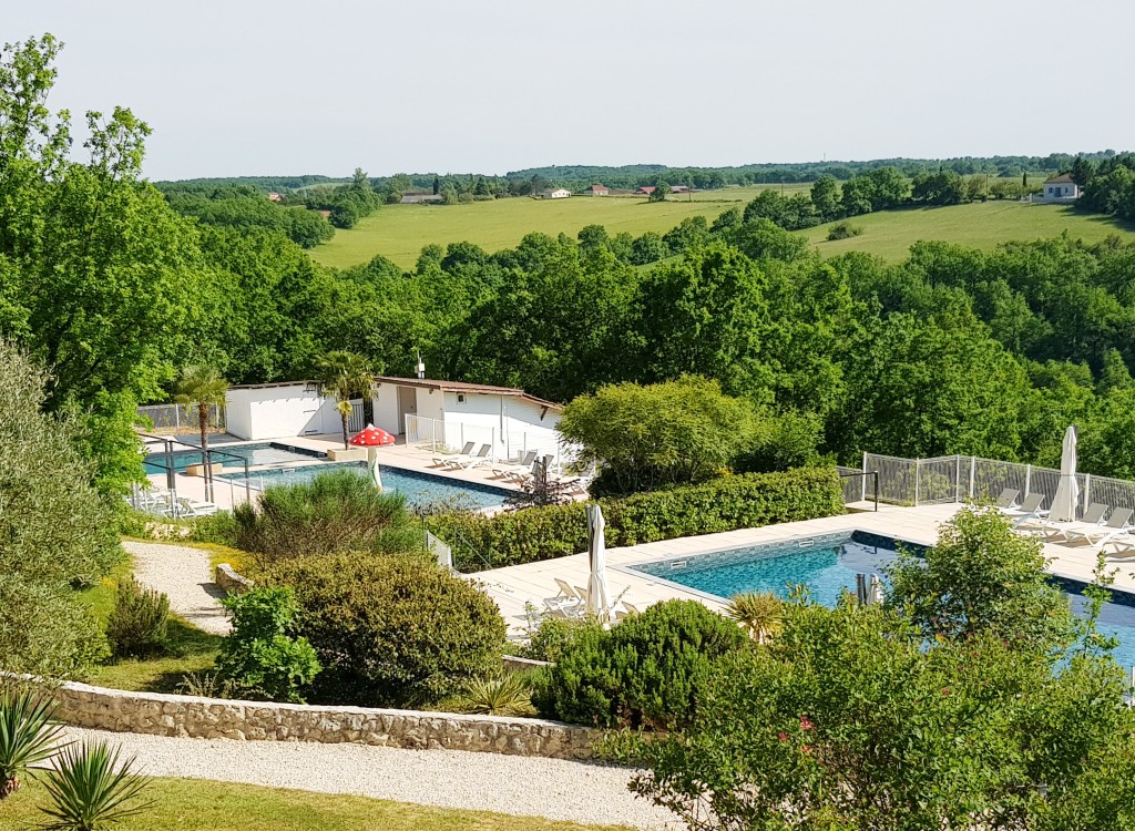 Vakantiepark 14 Village des Cigales Mauroux Frankrijk Dordogne Lot luxe vakantiehuis zwembad restaur