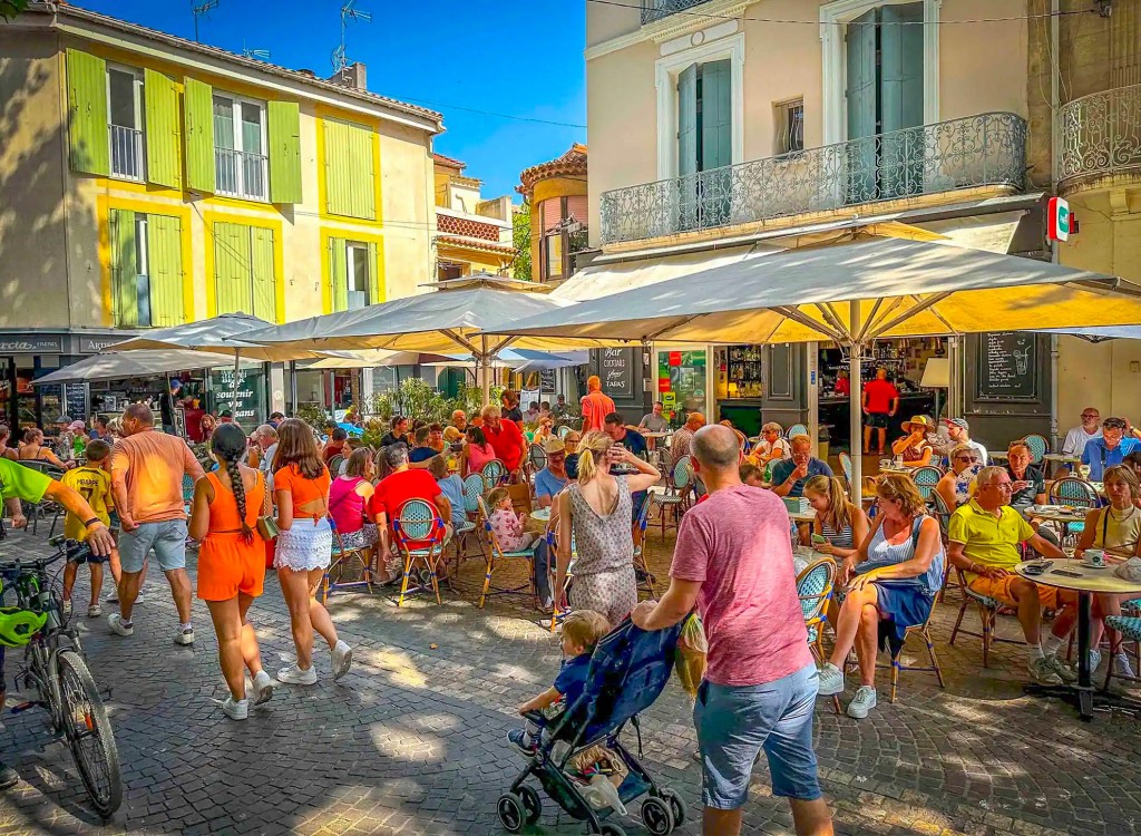 Languedoc markt 3 drinken op terras  tijdens vakantie in Frankrijk.jpg