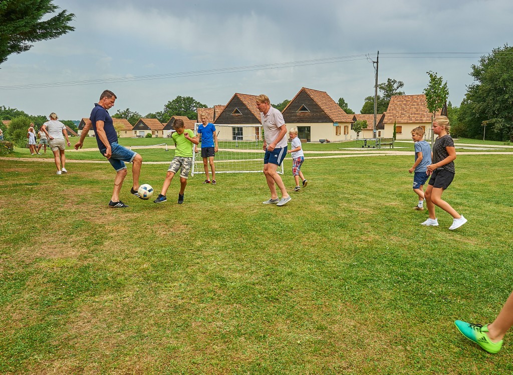 Le Lac Blue 3S vakantiepark Frankrijk kinderen voetballen luxe vakantiehuis airco Dordogne.jpg