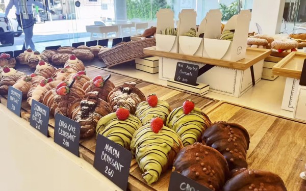 Croissant 25 Verse Franse croissants in een boulangerie tijdens vakantie in Frankrijk.jpg