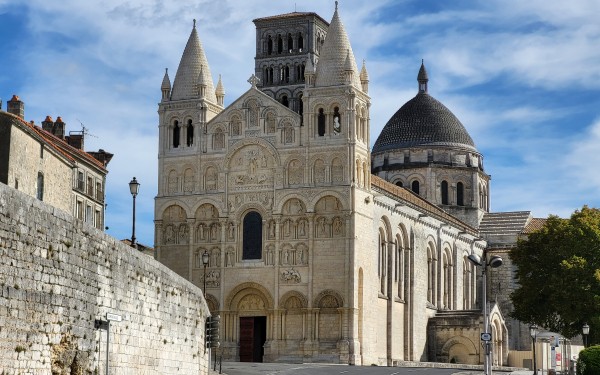 Cathédrale_Saint-Pierre_d'Angoulême.jpg