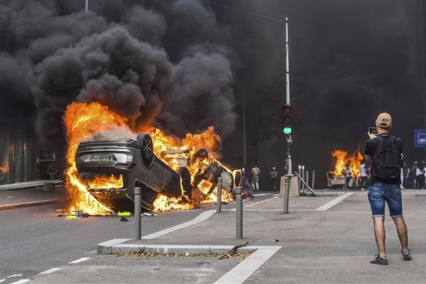 Rellen Frankrijk 7 man filmt autobrand tijdens protesten scholieren.jpg