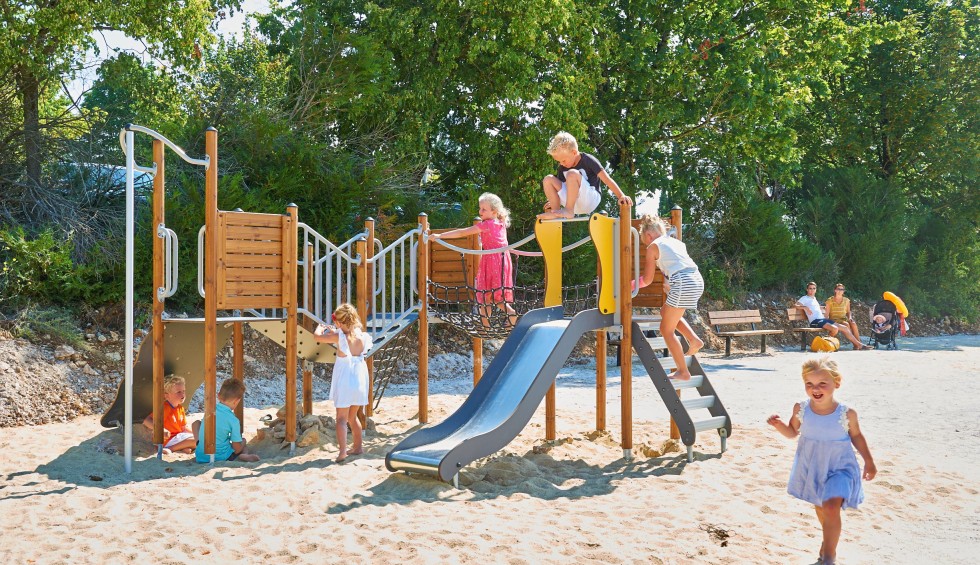 Lanzac speeltuin 2a Frankrijk vakantiepark Nederlands Dordogne Lot luxe vakantiehuis animatie kinder