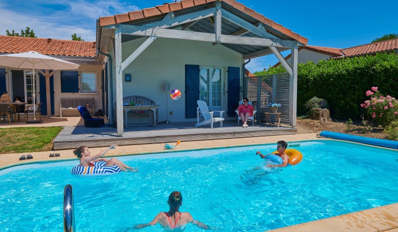 Forges 16 Vieille Vigne zwembad luxe villa vakantiehuis park Frankrijk Poitou Charentes.jpg
