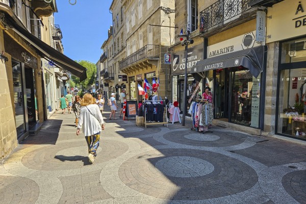 Brive la Gaillarde 7 straat met winkels tijdens vakantie in Frankrijk.jpg