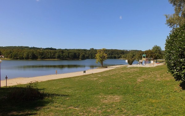 Lac du Tolerme 5 Frankrijk Dordogne Lot midi pyrenees recreatiemeer water kust zand strand spelen.jp