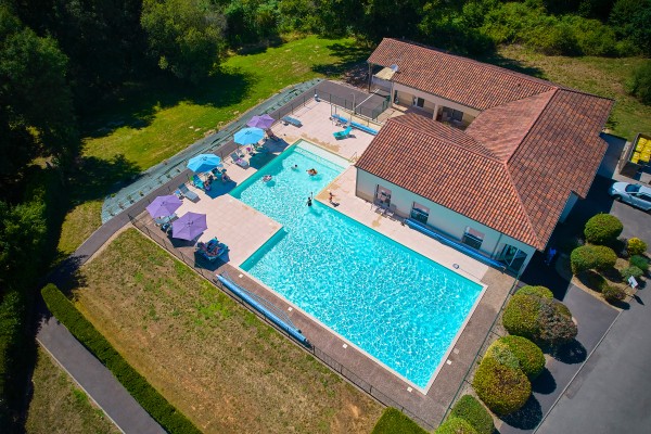 Forges zwembad 4 Frankrijk vakantiepark comfort luxe villa animatie aveneau vieille vigne gezin.jpg