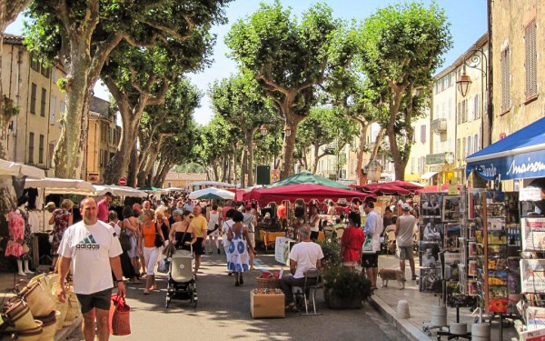 Provence Salernes 10 Cotignac markt vakantie Frankrijk luxe villa zwembad toeristisch.jpg