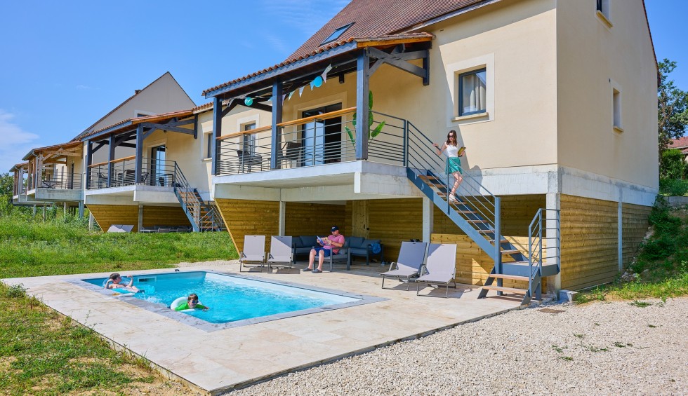 Domaine de Lanzac 19 12 luxe villa vakantiepark Dordogne Frankrijk privezwembad dalzicht.jpg